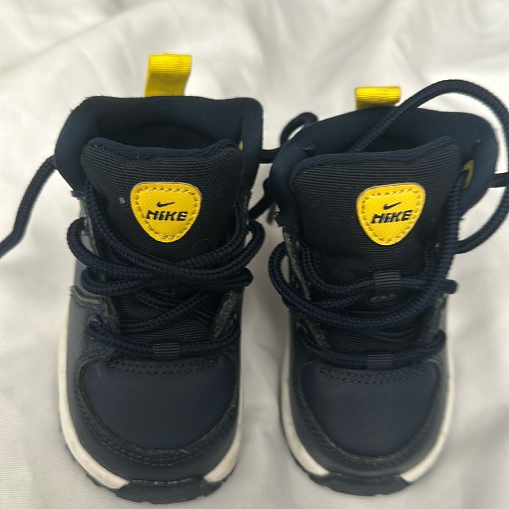 Niki Baby Sneakers,  blue and yellow !  
So cute and so tiny!
